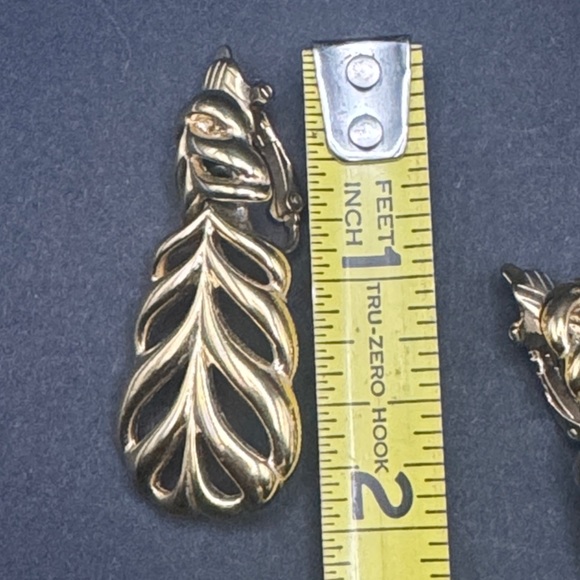 Vintage Trifari feather drop gold earrings,leaf bracelet,pearl brooch set of 3 - Picture 6 of 10